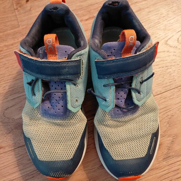 On Cloud Play Running Shoes Sneakers Kids Youth Size 1 - Picture 2 of 7